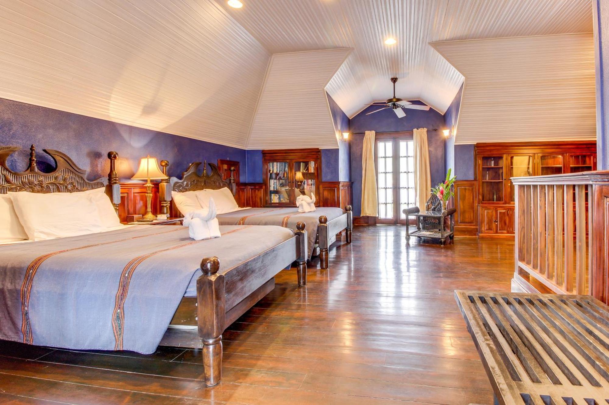 Mahogany Hall ซานอิกนาซิโอ ภายนอก รูปภาพ